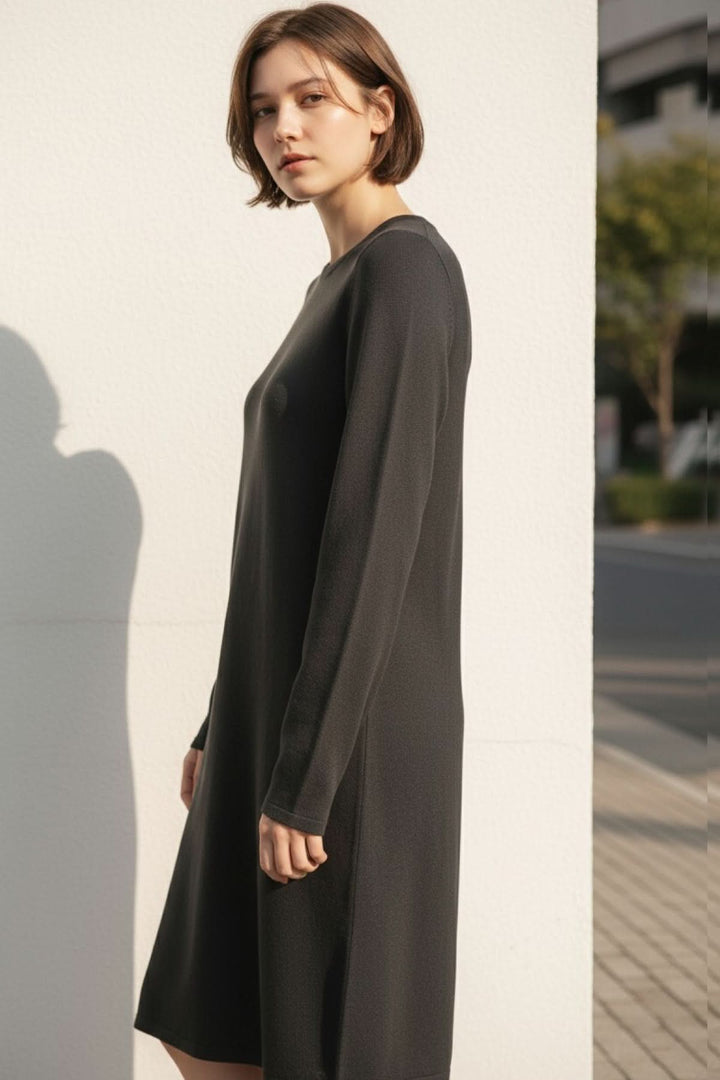 Femme portant une robe de tricot à manches longues avec encolure ronde pour un look féminin et confortable.