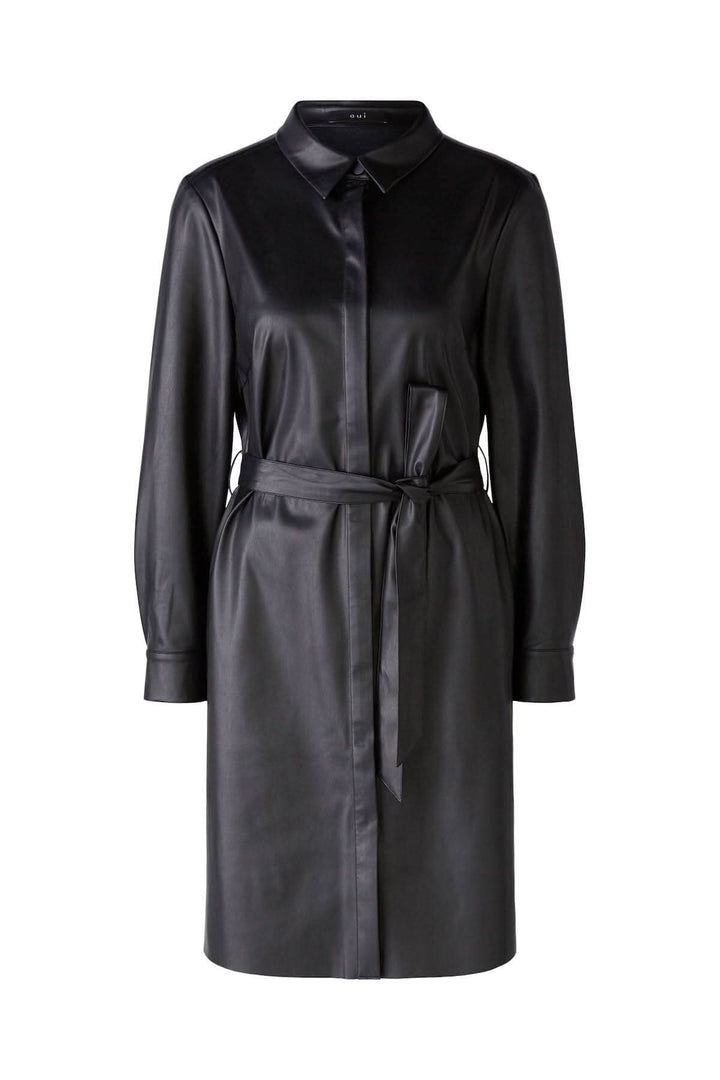 Robe en cuir noir élégante avec col de chemise et ceinture intégrée, idéale pour un look chic.