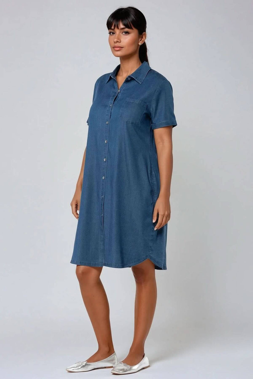Robe en denim à manches courtes avec patte de boutonnage, idéale pour un look décontracté et élégant.