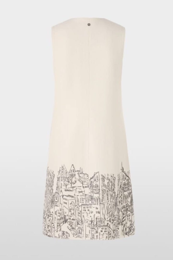 Robe en laine bouillie sans manches avec imprimé urbain artistique sur fond blanc, fabriquée en Allemagne, vue de dos.