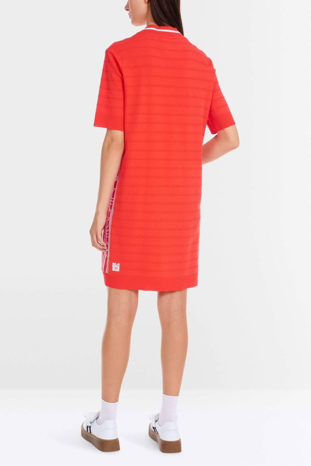 Robe en tricot fin rouge, forme droite, col claudine, manches courtes, vue arrière, style décontracté.