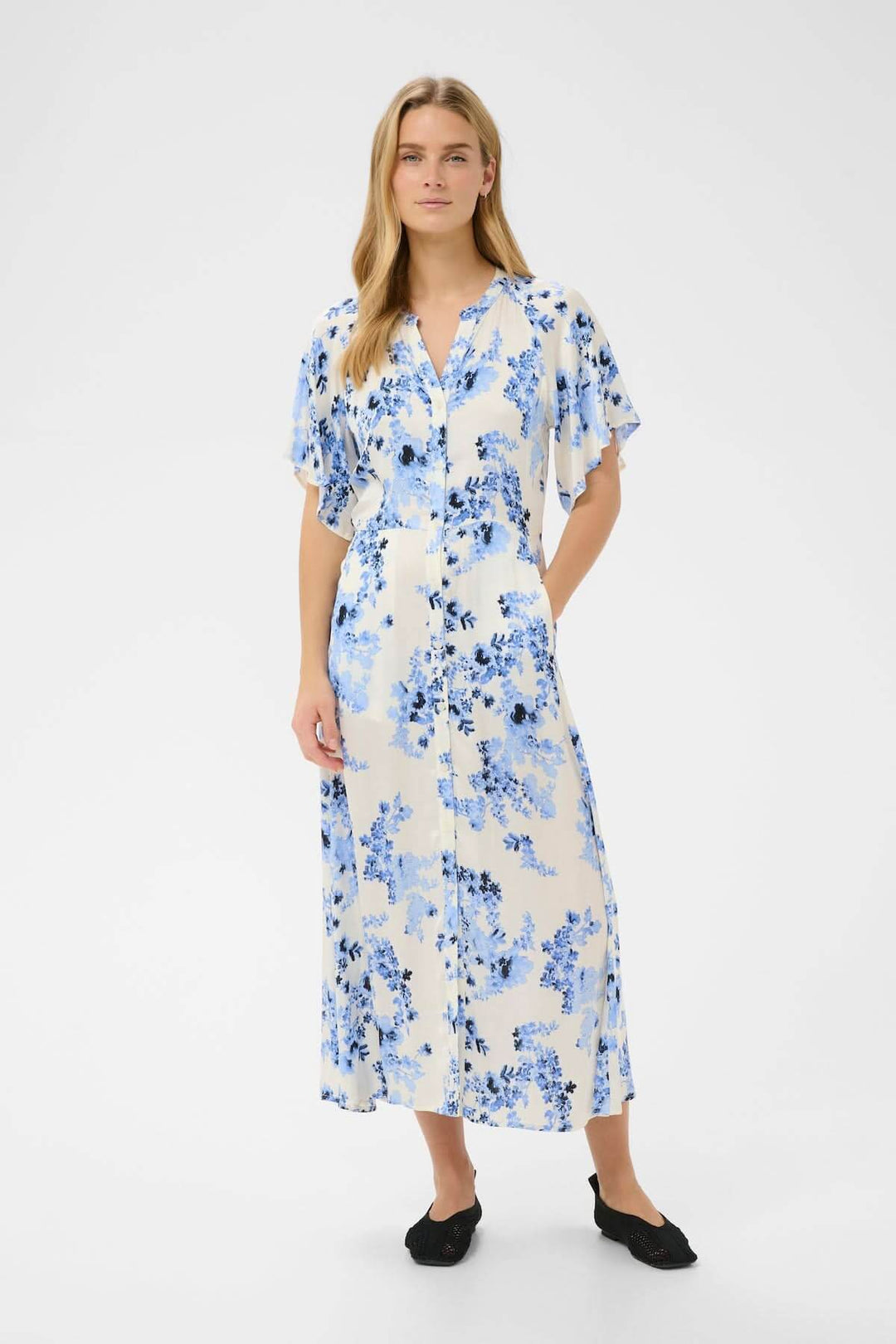 Robe fleurie Alaja, robe midi fluide à imprimé floral bleu, silhouette élégante avec boutonnage classique, coupe droite ajustée.