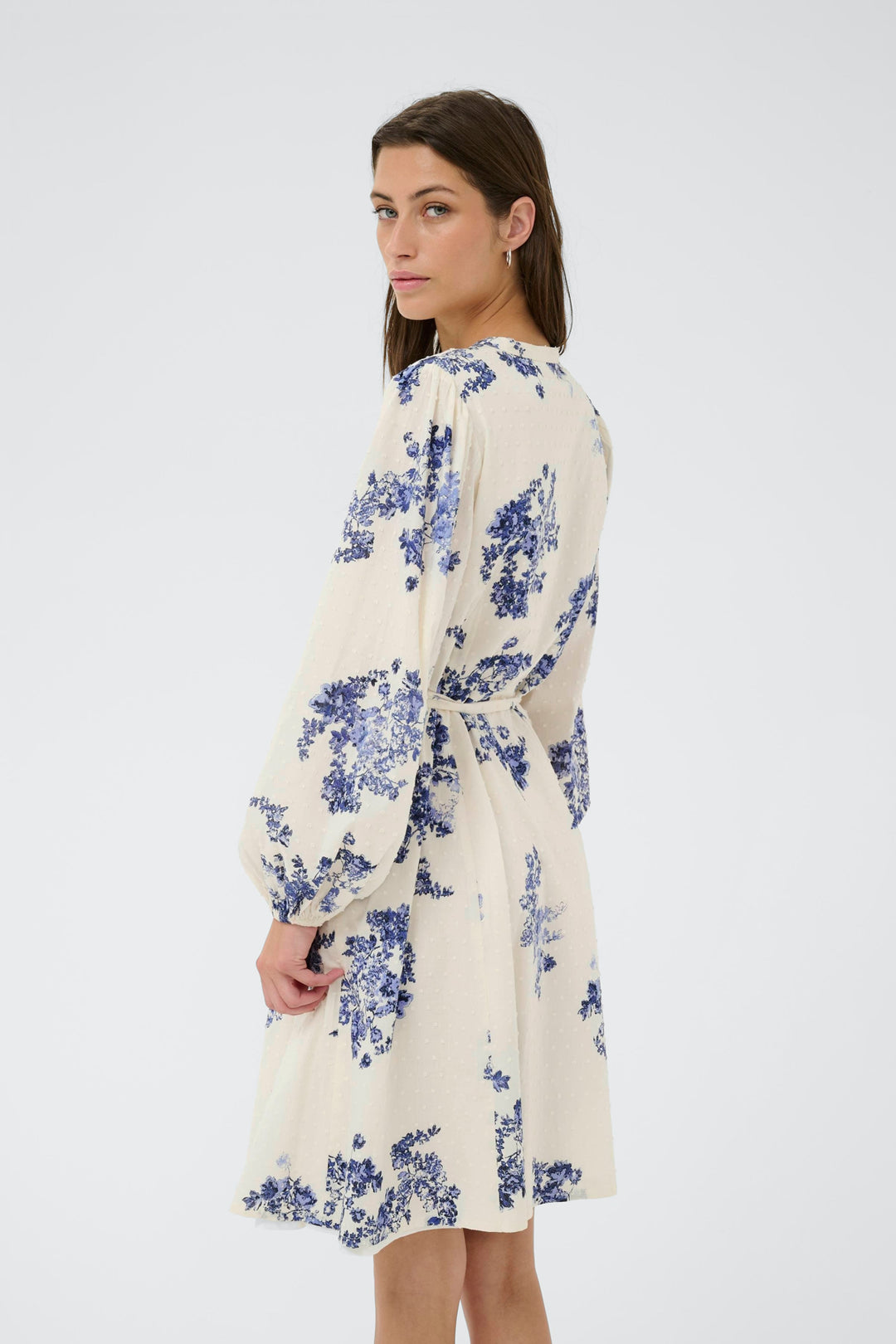 Robe fleurie Avira avec motif floral bleu, manches longues et ceinture à nouer, vue de dos.