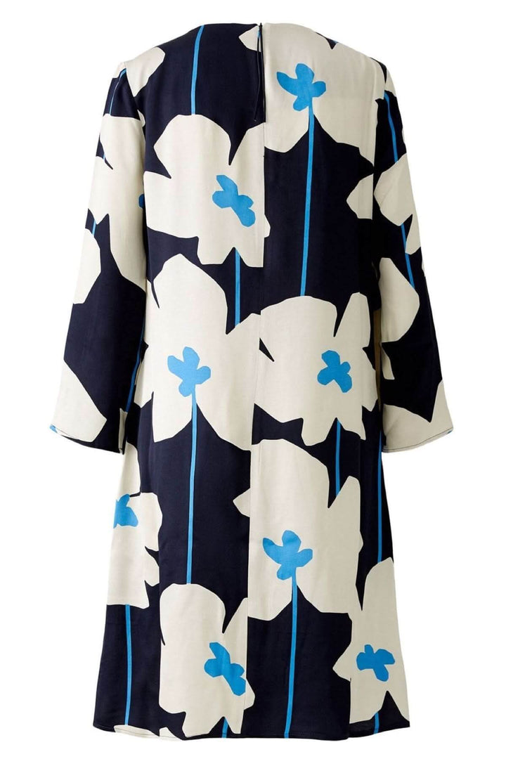 Robe droite fleurie avec col rond et motifs floraux en bleu et blanc sur fond noir.