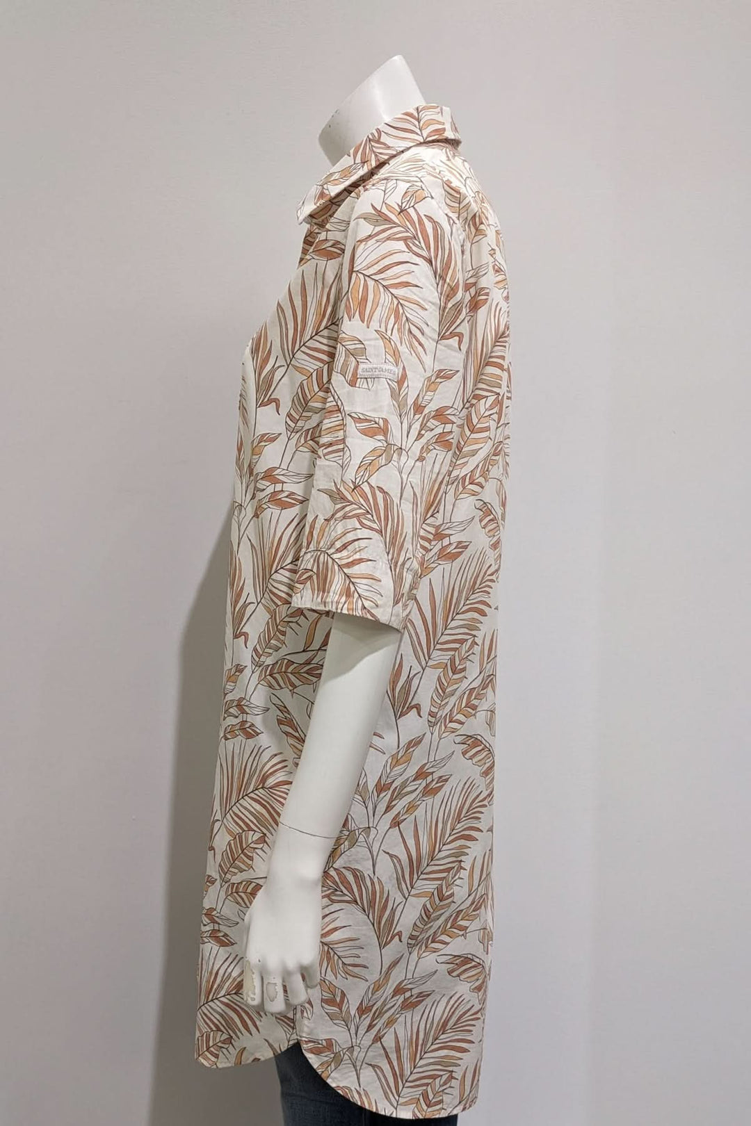 Profil de la robe imprimée LEONIE, manches courtes, tissu à motifs floraux beiges, silhouette fluide pour un look estival élégant.