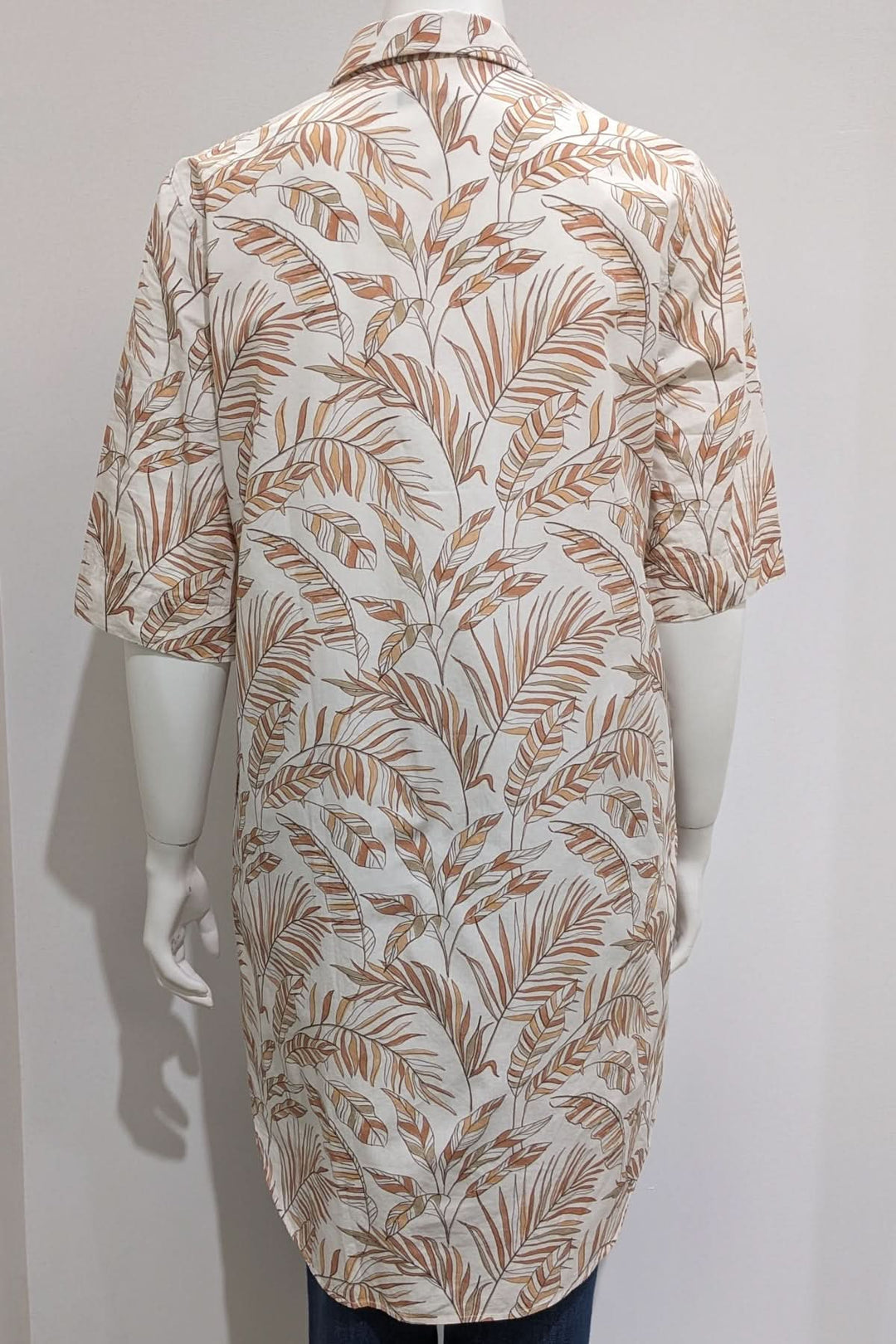 Dos de la Robe imprimée LEONIE avec motif feuillage beige sur fond blanc, offrant une silhouette fluide et confortable pour l&