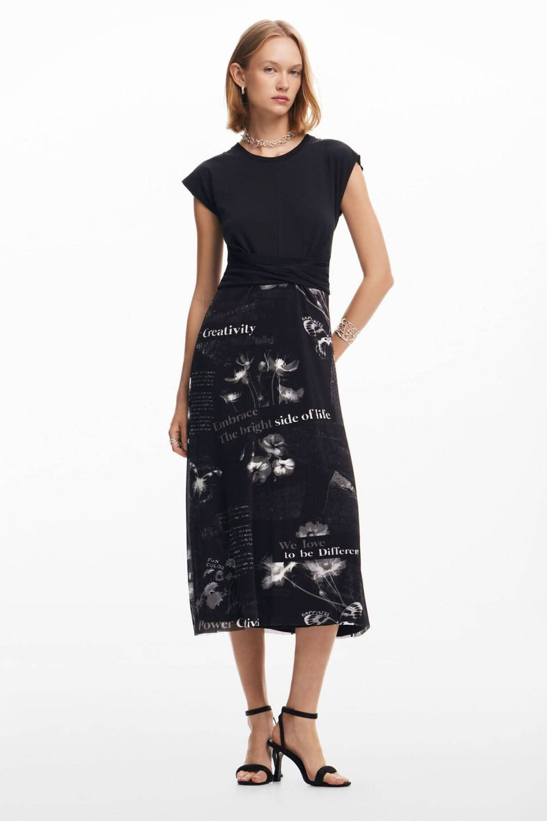 Robe midi à manches courtes, encolure ronde, lien à la taille, style élégant en tissu maille.