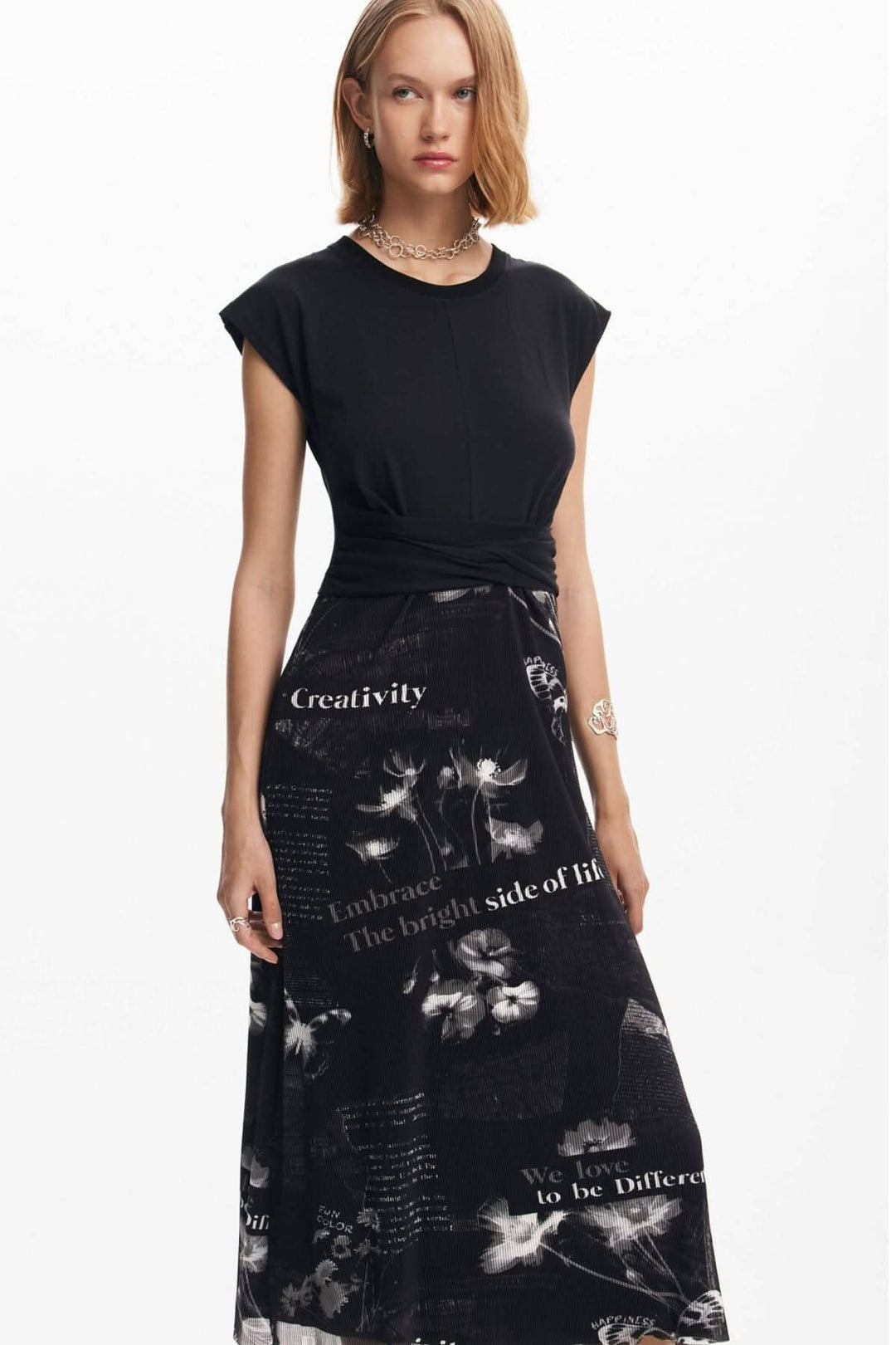 Robe longue noire à manches courtes avec motif textuel et encolure ronde, parfaite pour un look estival ou sophistiqué.