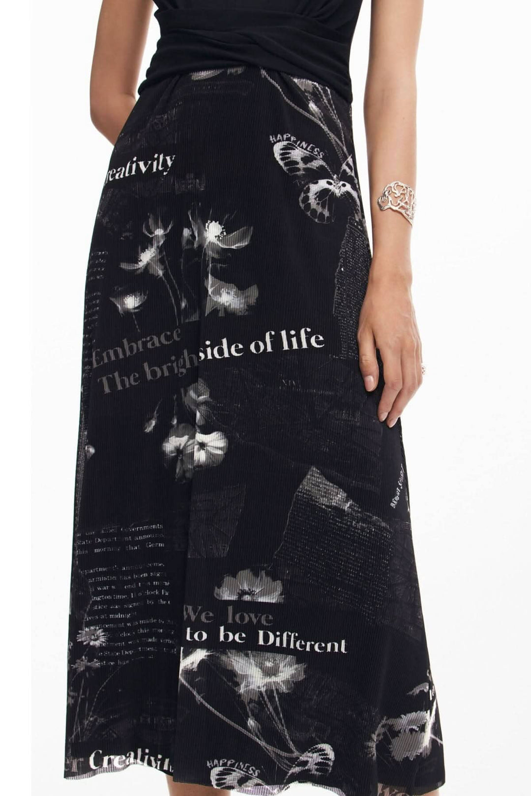 Jupe midi noire avec imprimé textuel en blanc, coupe élégante et moderne, parfaite pour un look décontracté.