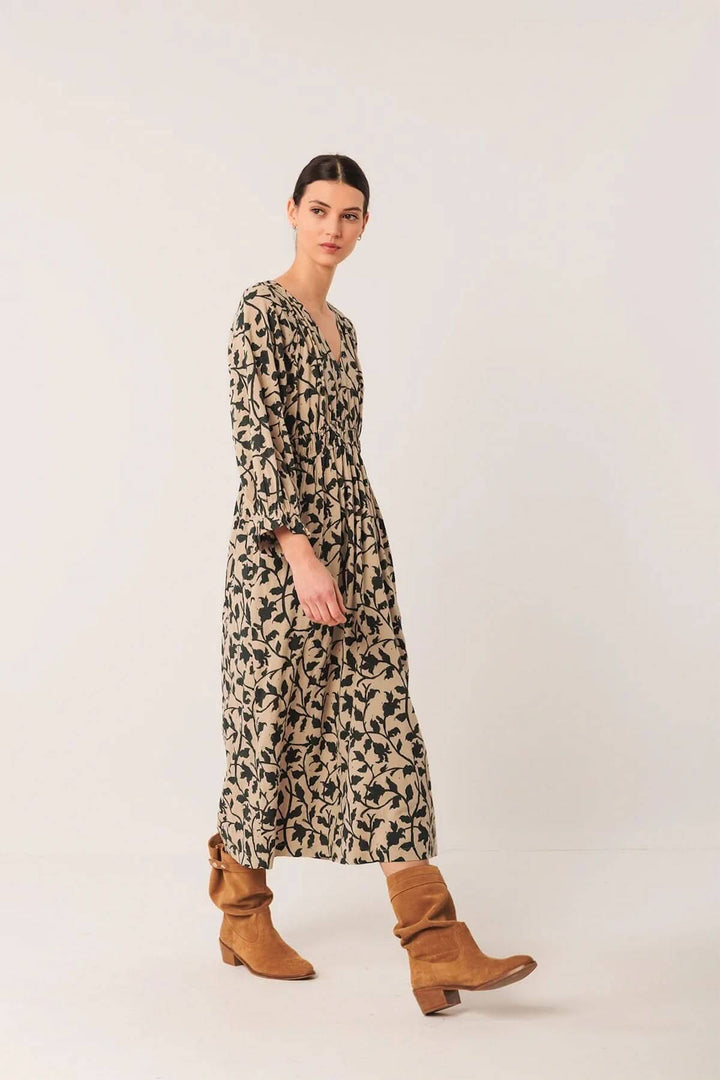 Robe longue fluide imprimé botanique avec bottes en cuir, décolleté en V et taille froncée pour un style bohème et élégant.