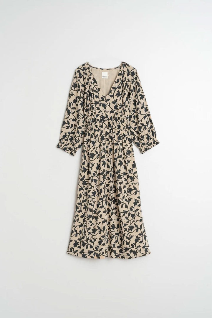 Robe longue fluide avec imprimé botanique, décolleté en V, taille froncée, élégante et légère, idéale pour un look bohème ou estival.