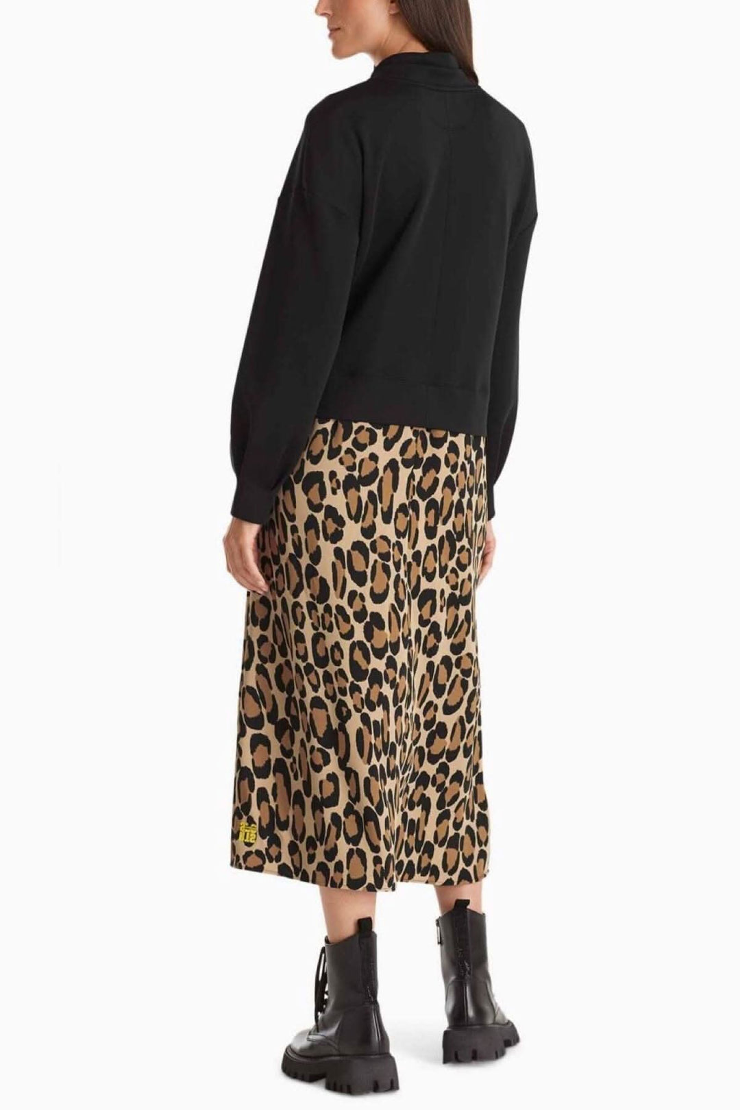 Robe longue imprimé léopard avec top noir et bottines, vue arrière, élégance décontractée.