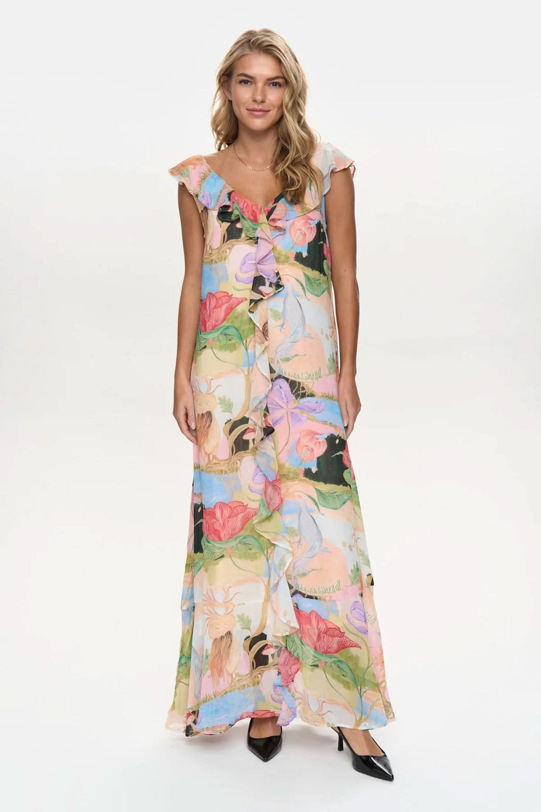 Femme portant une robe longue à volants florale pour occasions spéciales et sorties estivales, mettant en valeur le décolleté en V.
