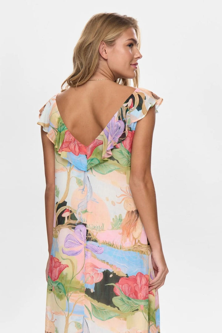 Femme portant une robe longue à volants avec imprimé floral vu de dos