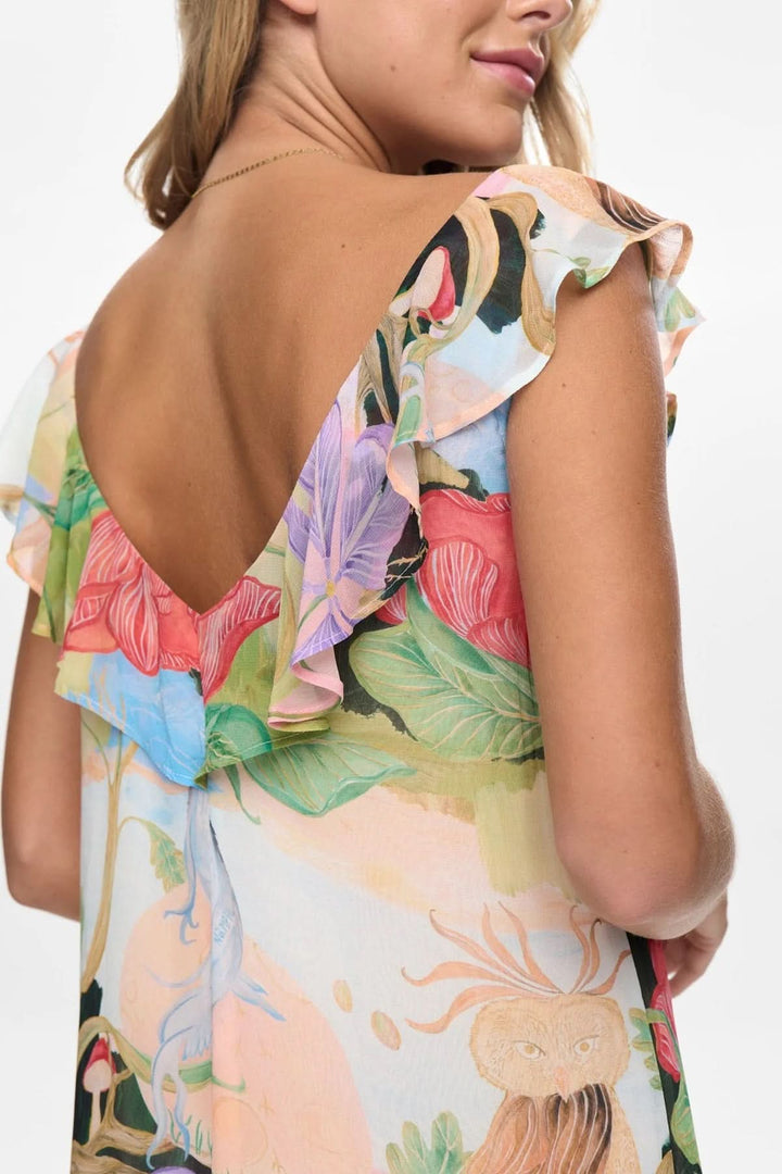 Détail de la "Robe longue à volants" avec motif floral et encolure en V, vue du dos mettant en valeur les volants élégants.