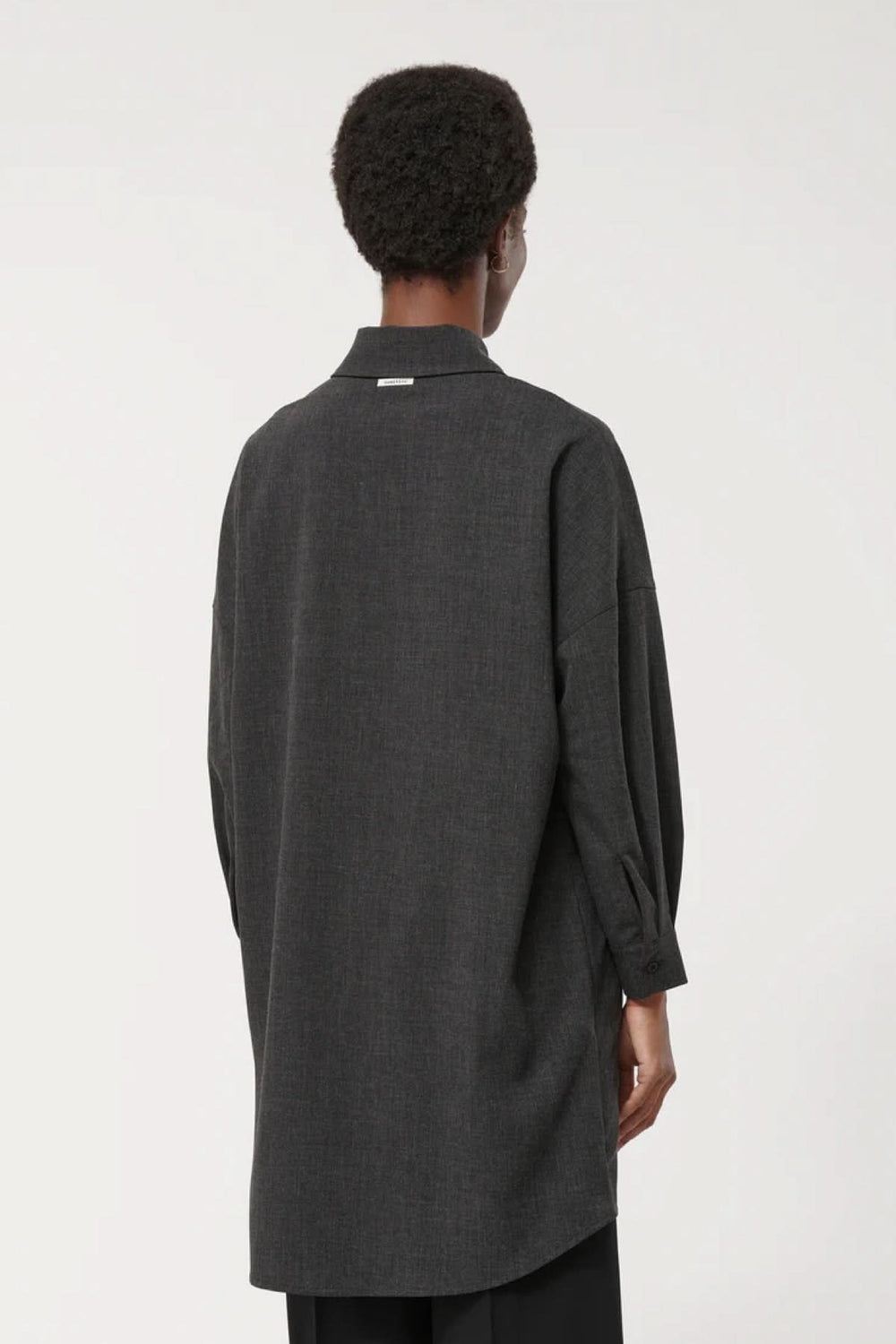 Robe à manches longues en gris avec col chemise et coupe ample, vue de dos, design minimaliste et élégant.