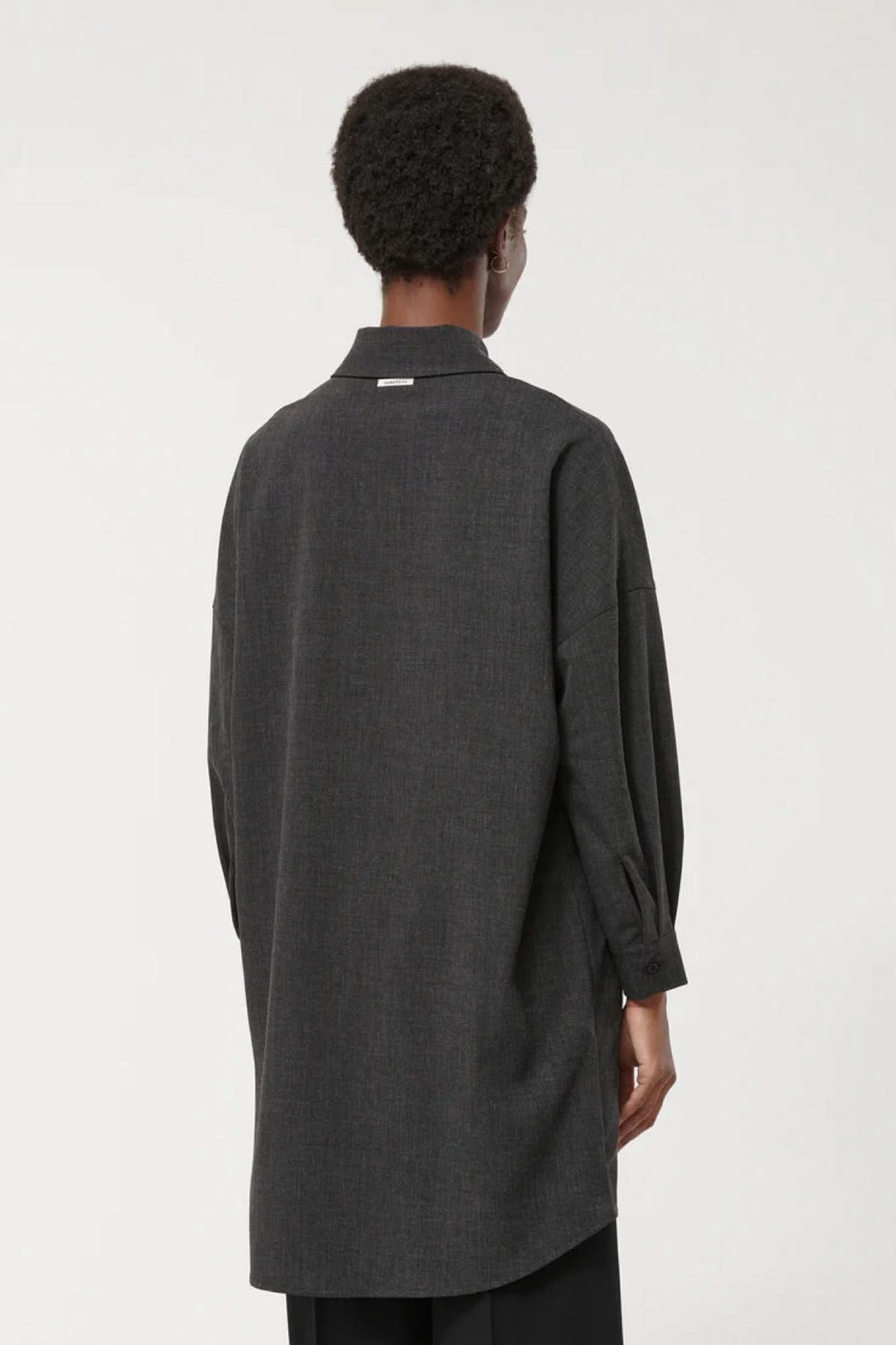 Robe à manches longues en gris avec col chemise et coupe ample, vue de dos, design minimaliste et élégant.
