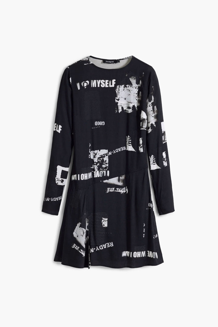 Robe manches longues avec imprimé typographique en noir et blanc, coupe droite trapèze, style moderne et urbain, tissu fluide.