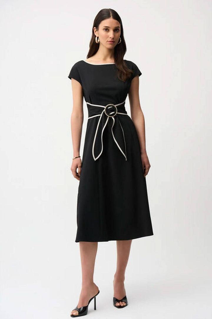 Robe midi ceinturée noire avec liseré contrastant, et ceinture à boucle anneau, style élégant et moderne pour diverses occasions.