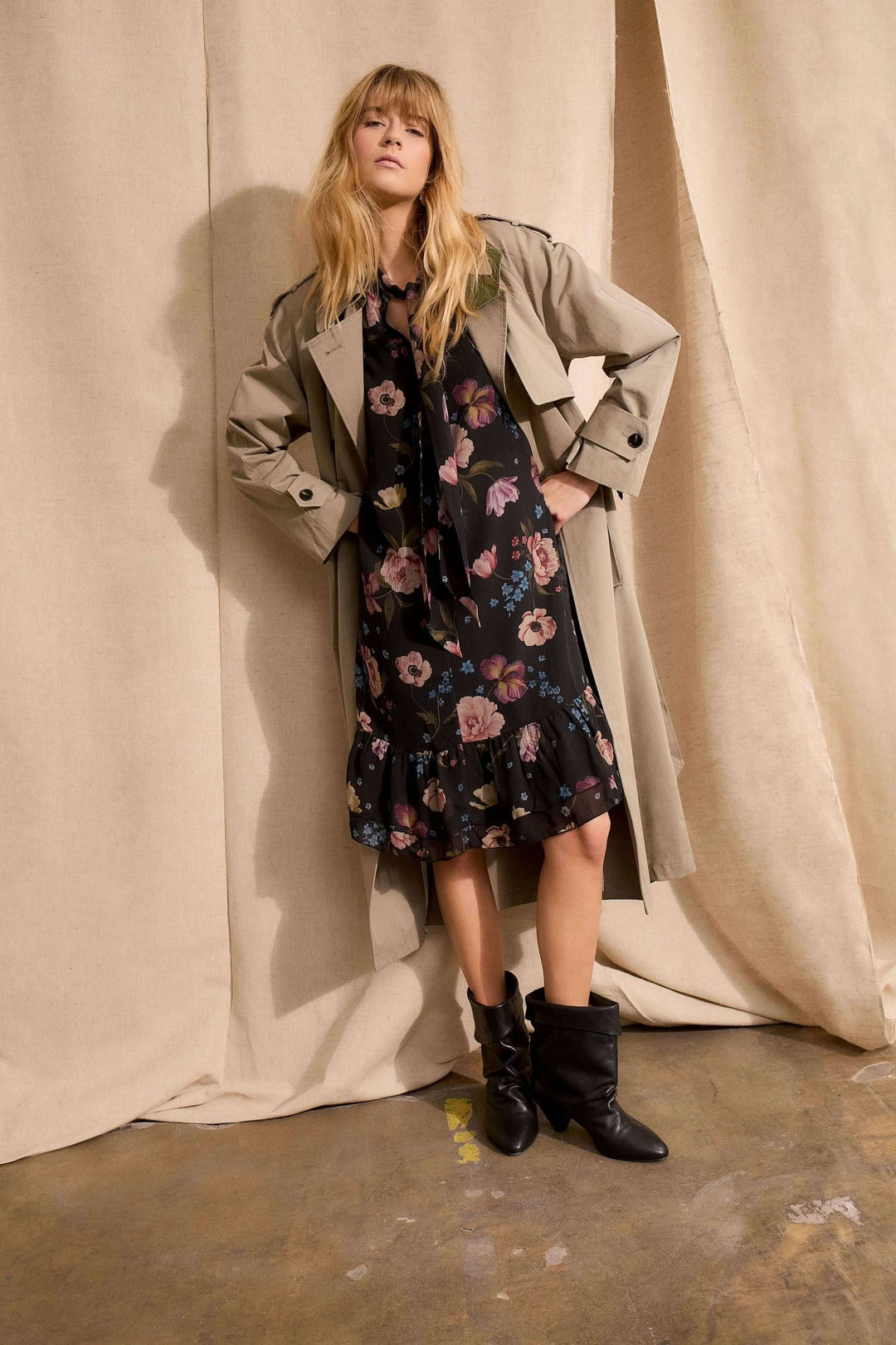 Robe midi fluide à imprimé floral, allure féminine, coupe droite évasée, encolure noble, matière légère, style avec bottes.