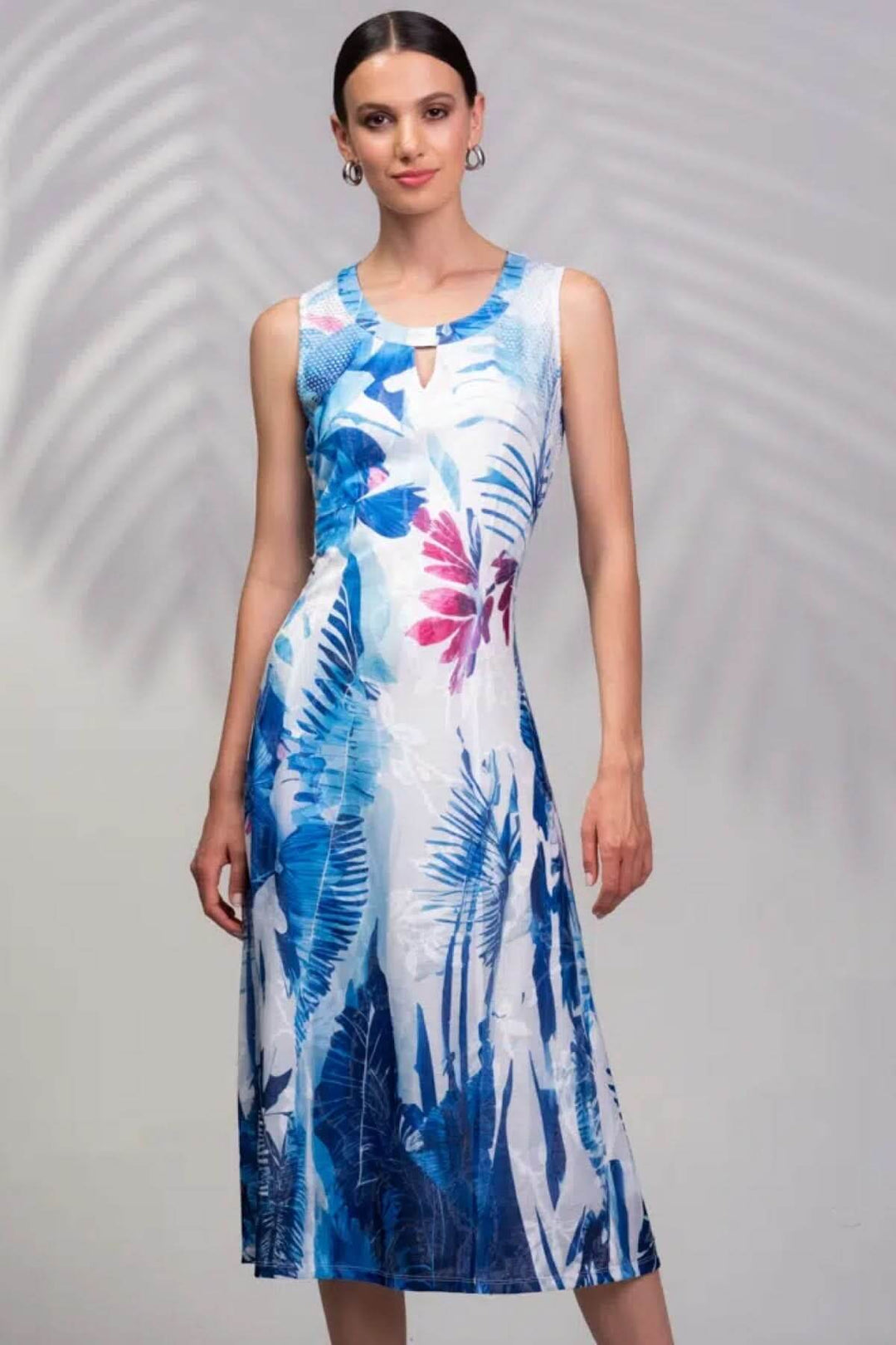 Robe midi sans manches à imprimé tropical aux teintes bleues et roses, parfaite pour les journées ensoleillées.