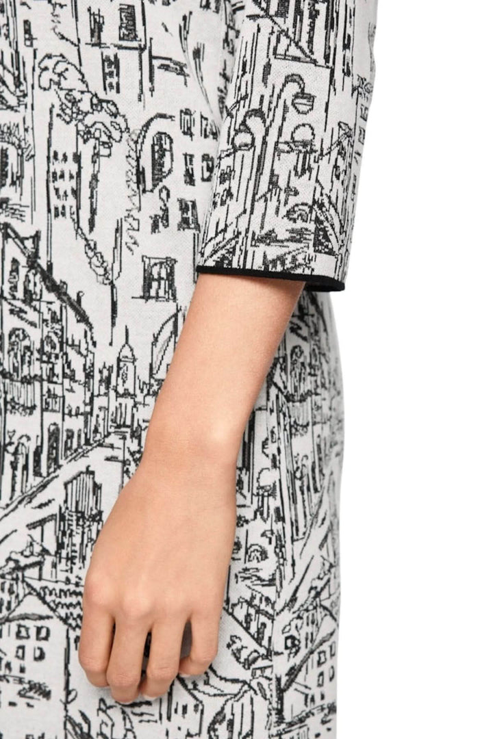 Robe à motif urbain avec imprimé graphique et manches 3/4, vue de détail sur le motif architectural.