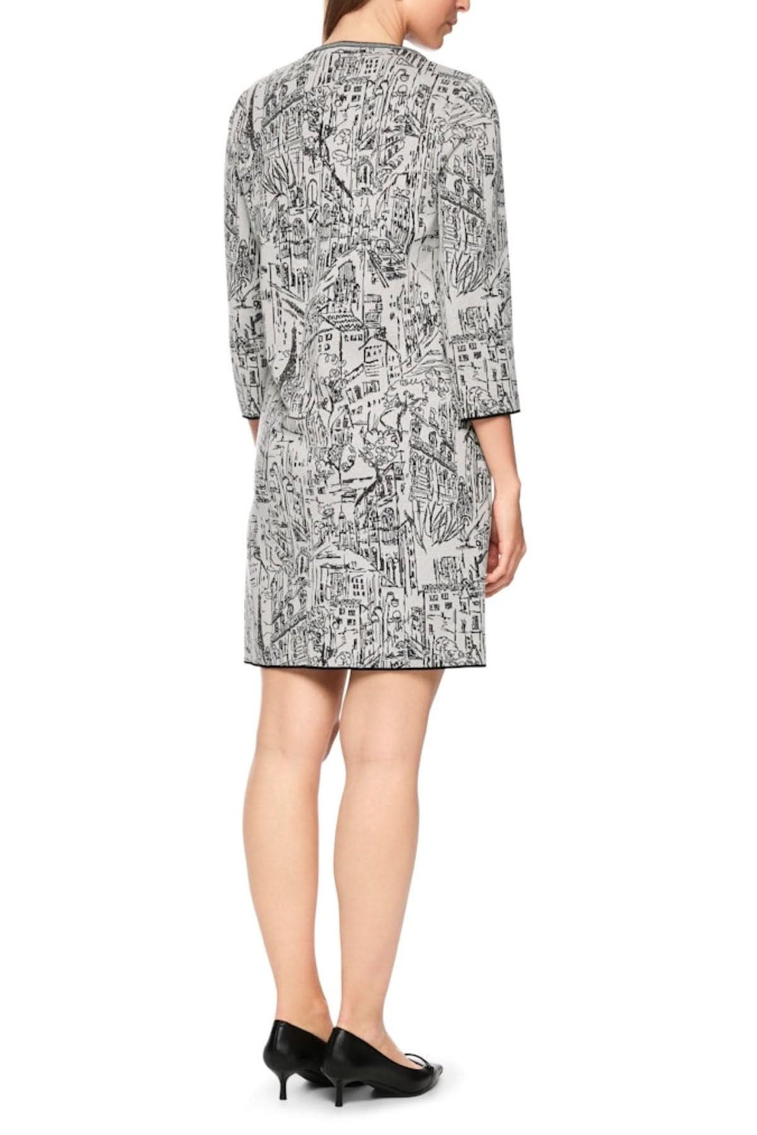 Robe à motif urbain en maille légère, manches 3/4, longueur genou. Imprimé esquisse architecturale en noir et blanc, vue arrière.
