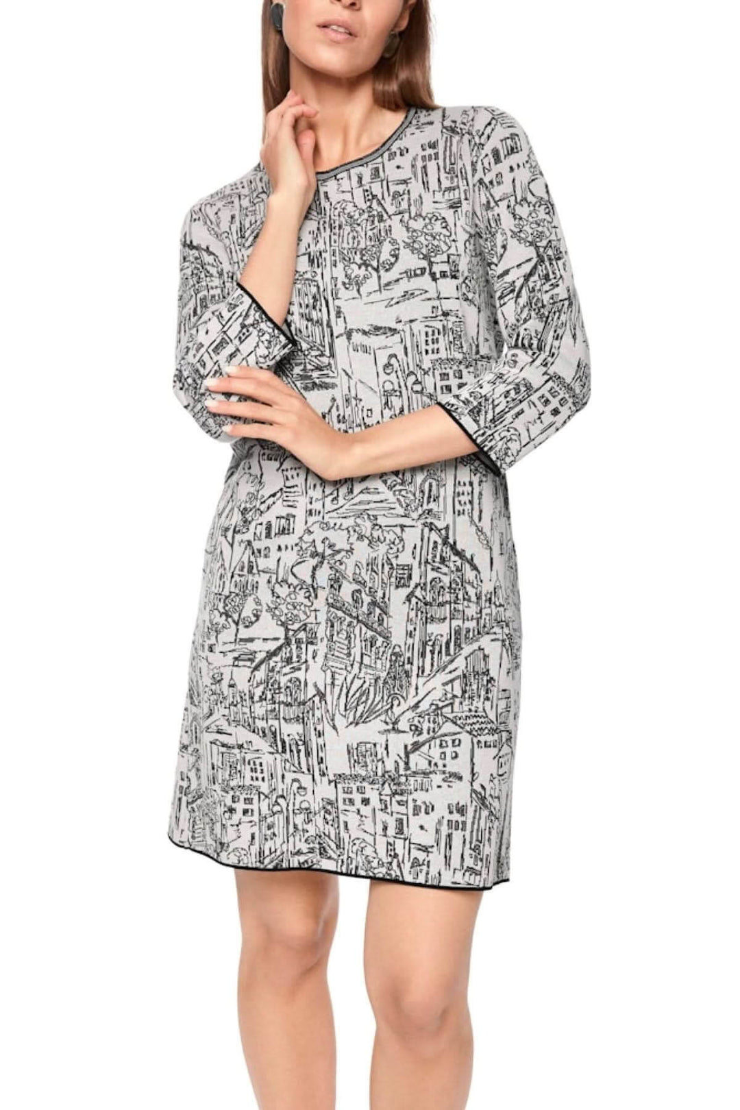 Robe à motif urbain, coupe ample, manches 3/4, motif croquis en noir et blanc, encolure ronde, pour un look moderne et décontracté.