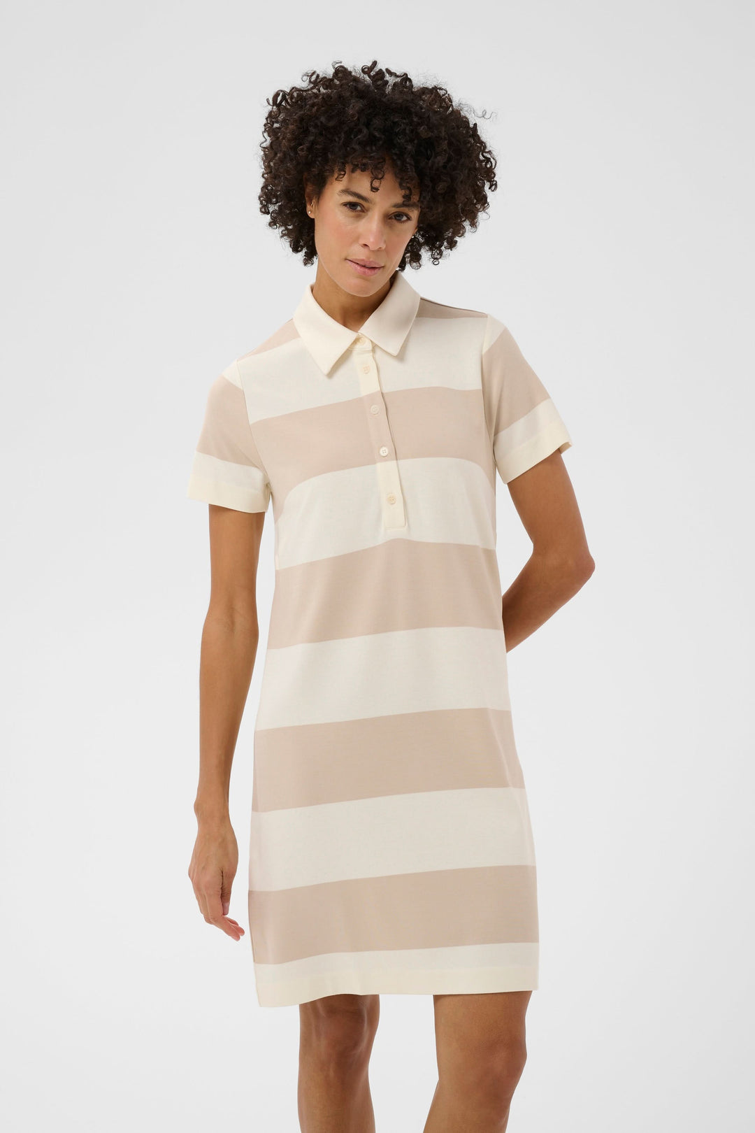 Robe polo Elivia au style sportif-chic avec rayures larges, coupe droite, col polo, idéale pour un look décontracté et élégant.