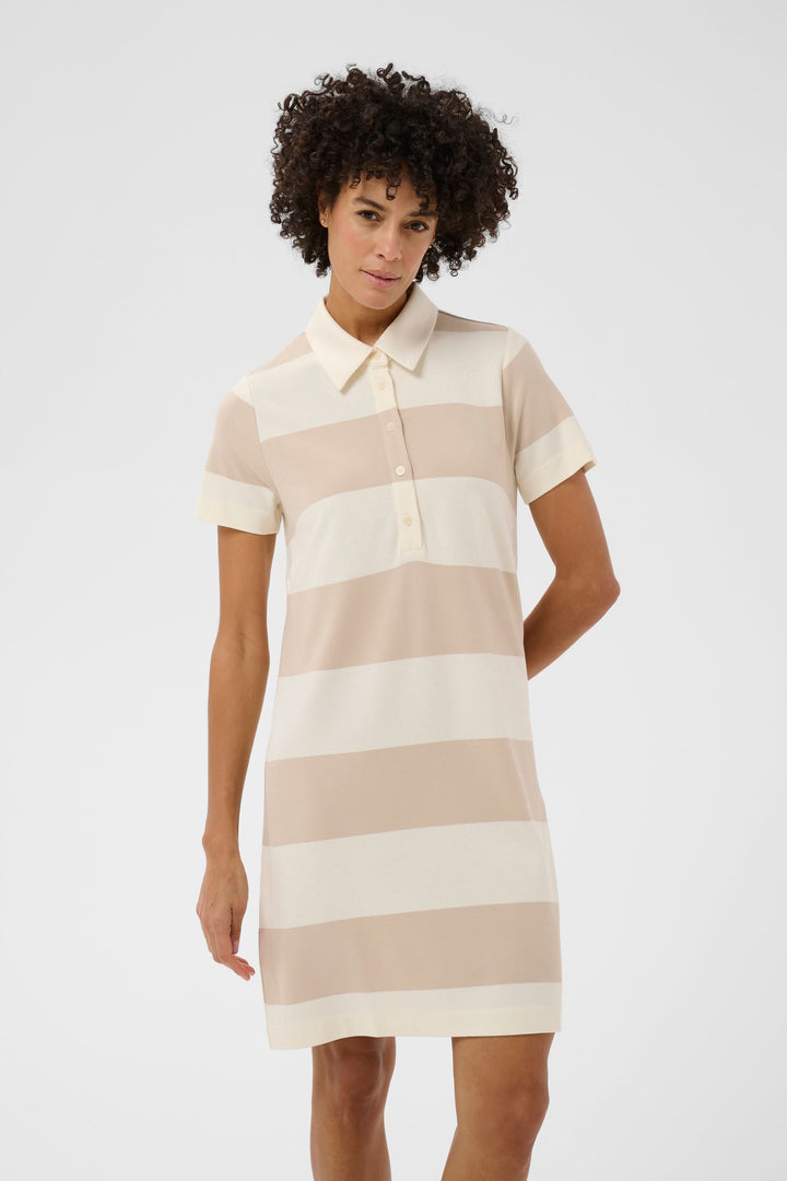 Robe polo Elivia au style sportif-chic avec rayures larges, coupe droite, col polo, idéale pour un look décontracté et élégant.