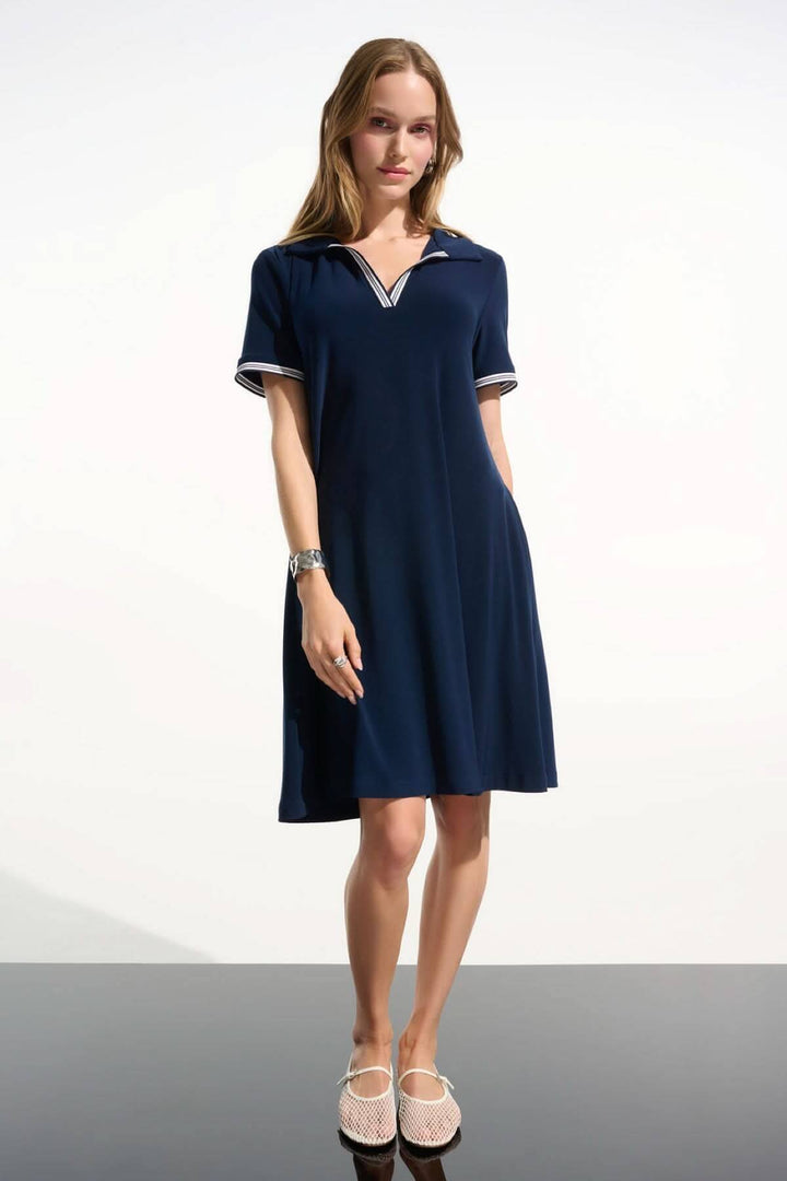Robe polo à col contrasté fluide bleu marine avec bordures rayées, idéale pour un style décontracté et sportif élégant.