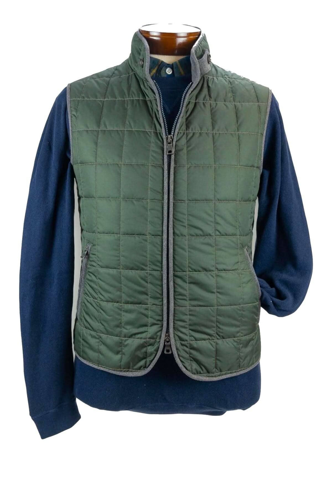 Veste sans manche en nylon déperlant, idéale pour l'automne et l'hiver, avec poches zippées, couleur verte.