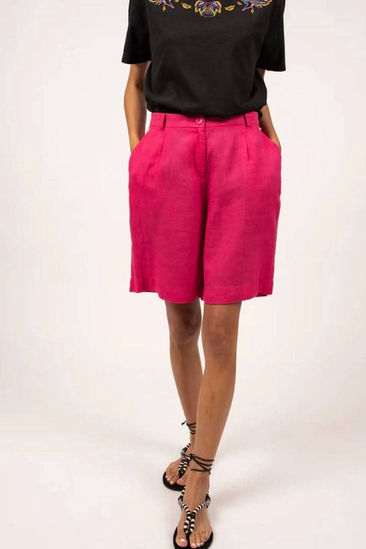 Short Cécile en lin rose, jambe droite moderne et deux poches, parfait pour l&