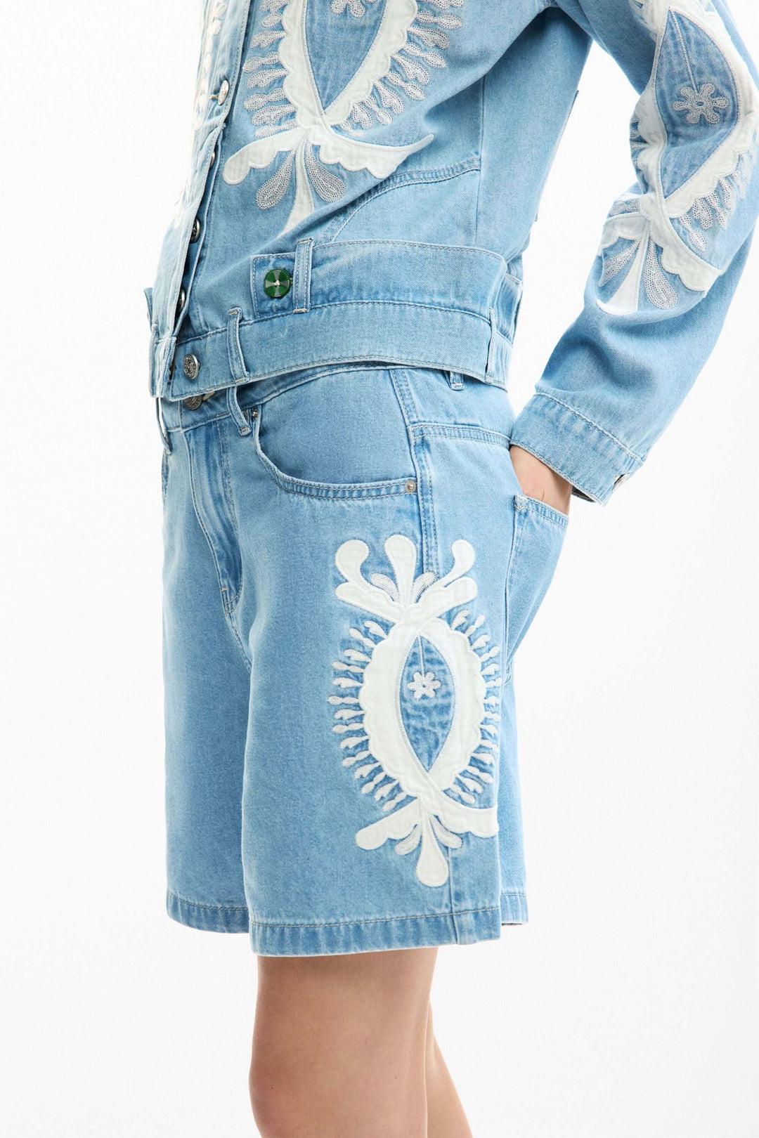 Short en jean brodée avec broderies distinctives, offrant une silhouette droite et confortable pour un style estival polyvalent.