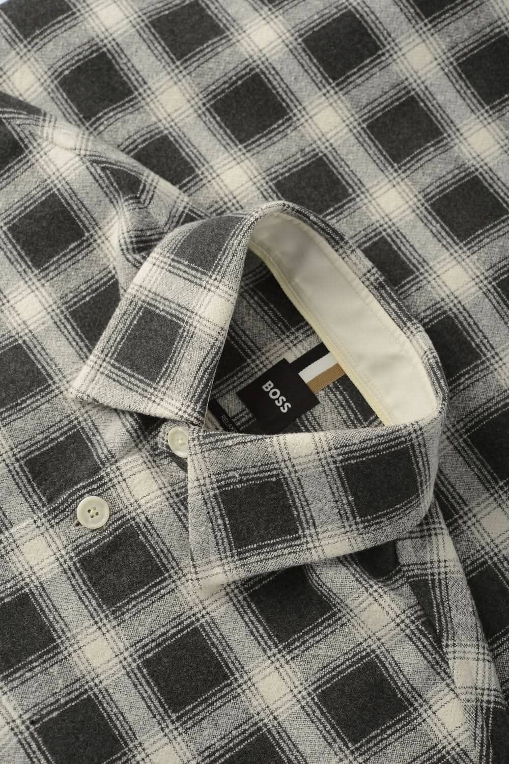 Surchemise à carreaux BOSS en flanelle douce, col ouvert et motif noir et blanc, parfaite pour un style superposé.