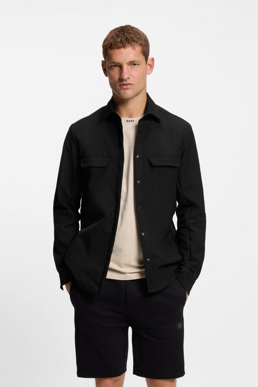 Homme portant une surchemise décontractée déperlante en gabardine BOSS noire, idéale pour un look moderne et fonctionnel.