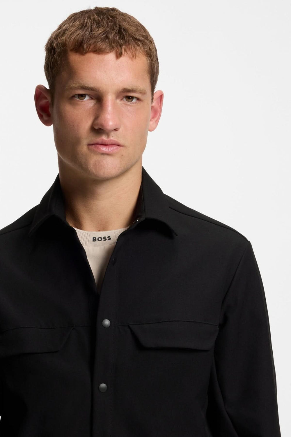 Homme portant une surchemise décontractée déperlante en gabardine BOSS de couleur noire, idéale pour les saisons de transition.