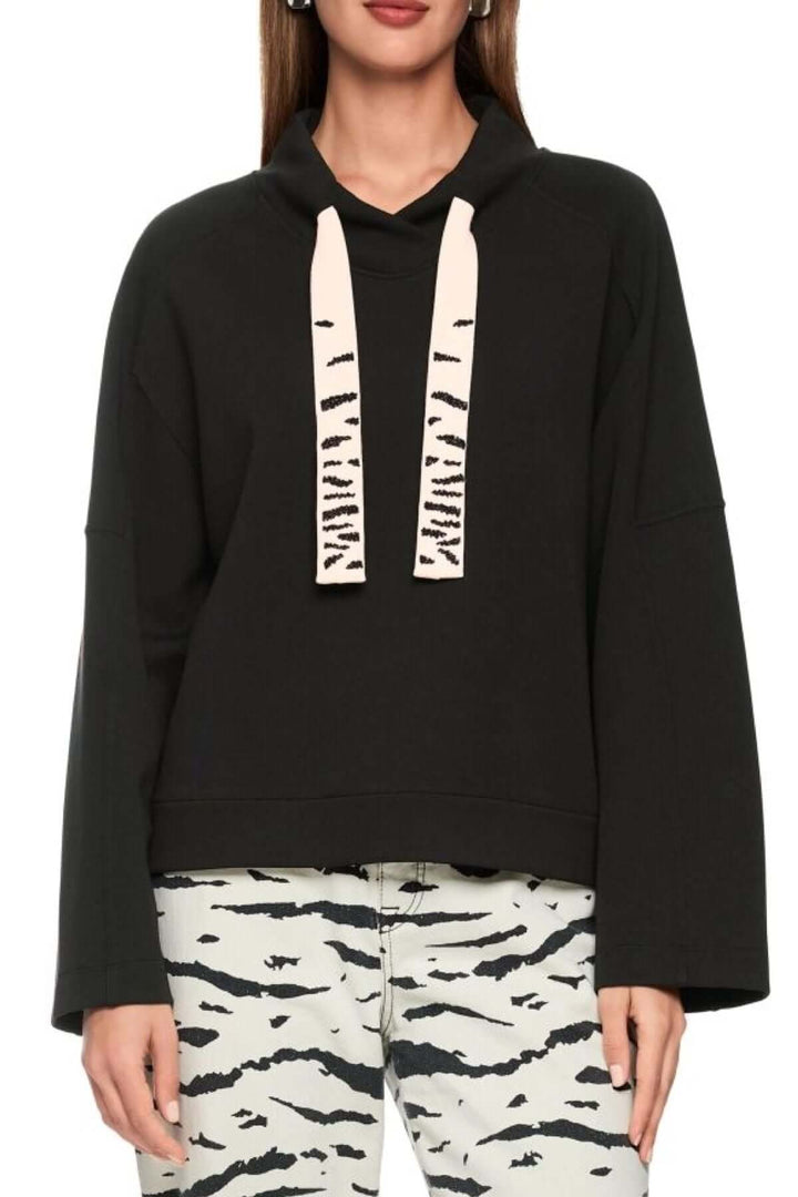 Sweat-shirt noir à col cheminée avec cordons larges imprimés, style moderne et décontracté Marc Cain Sports.