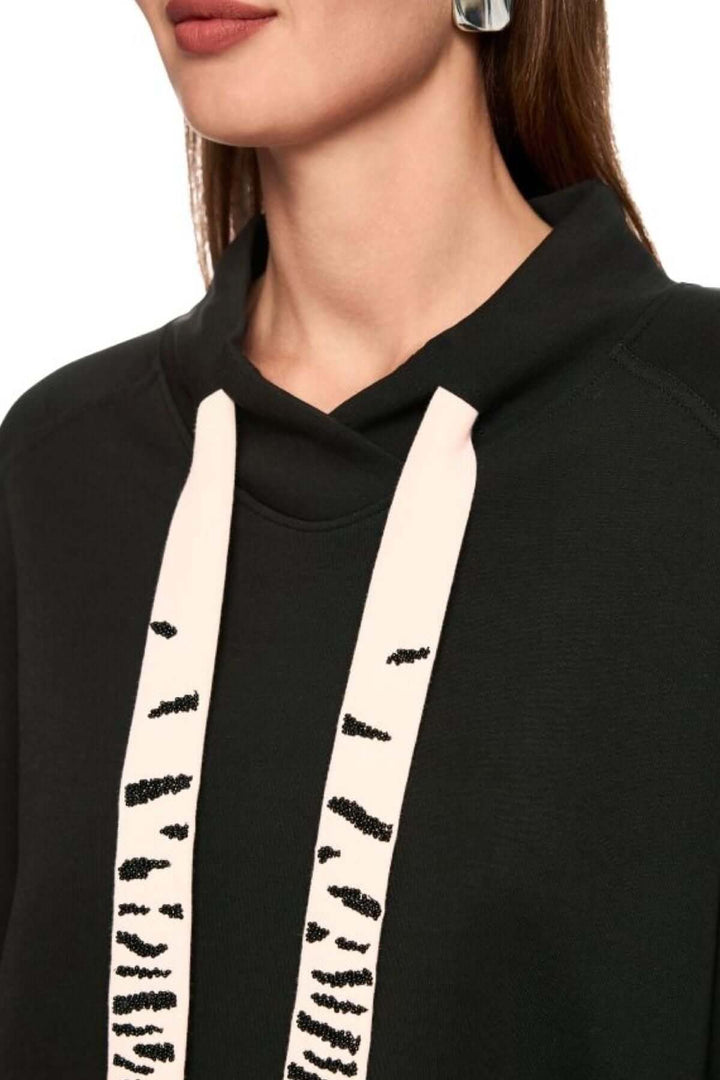 Sweat-shirt avec col cheminée et cordons imprimés, style moderne et décontracté, Marc Cain Sports, idéal pour le quotidien.