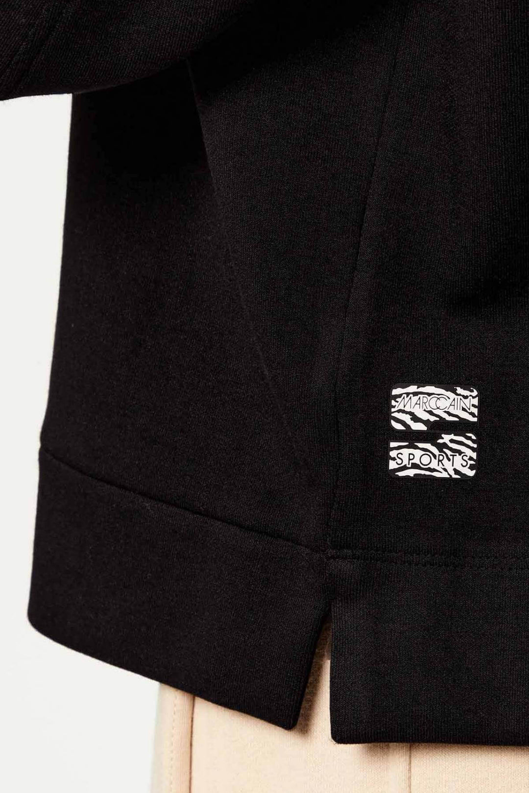 Sweat-shirt Marc Cain Sports avec col cheminée et cordons imprimés, détail logo