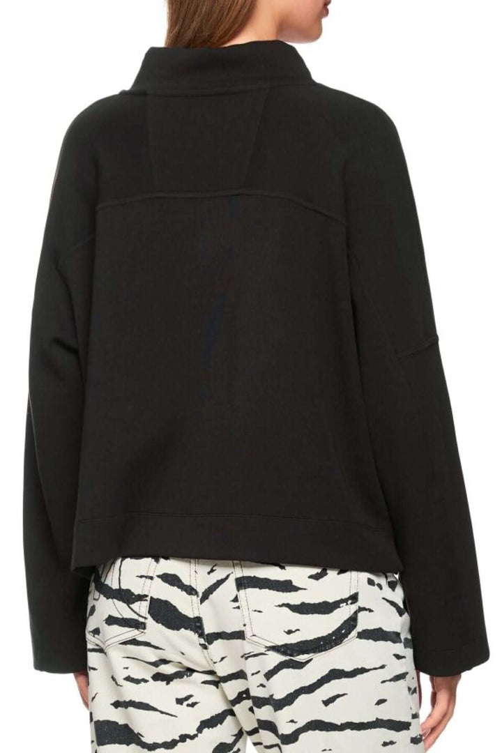 Sweat-shirt noir Marc Cain Sports avec col cheminée, coupe décontractée et cordons imprimés, vue arrière. Décris moi le produit en français.