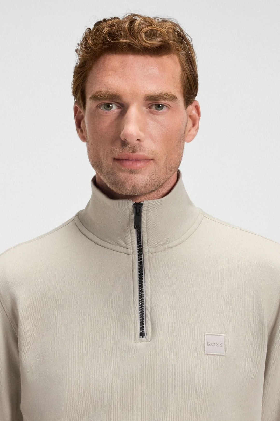 Homme portant un Sweatshirt à demi-zip en coton éponge BOSS avec col montant et patch logo discret, style casual chic.