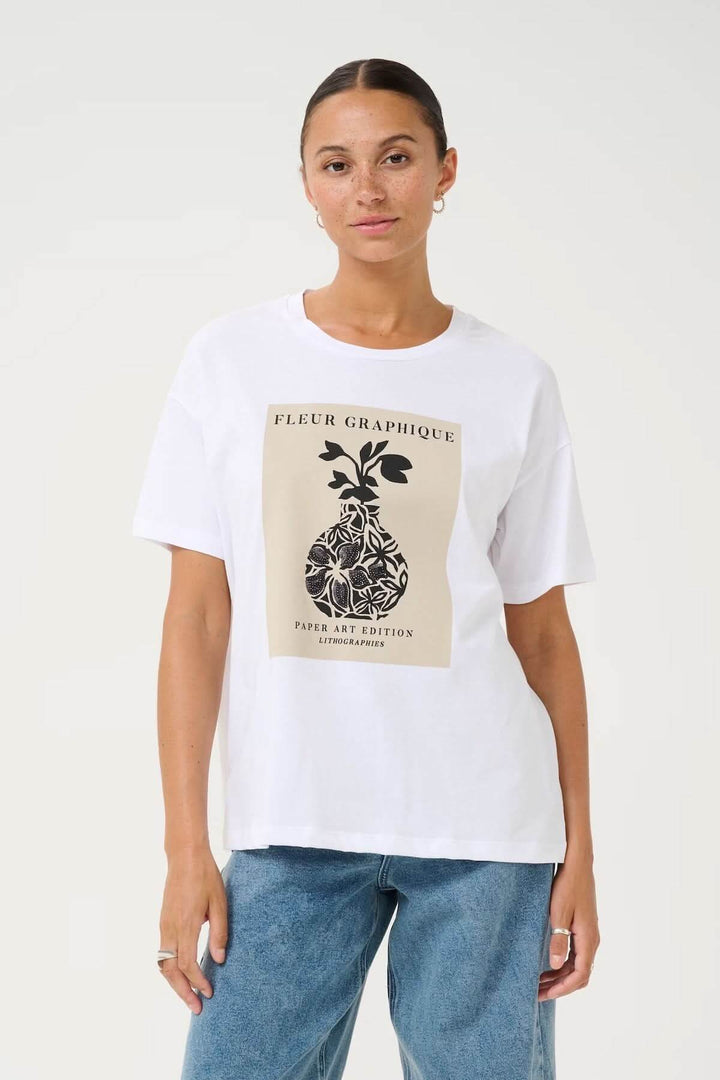T-shirt blanc à imprimé floral artistique, coupe décontractée, à porter avec un jean pour un look moderne.