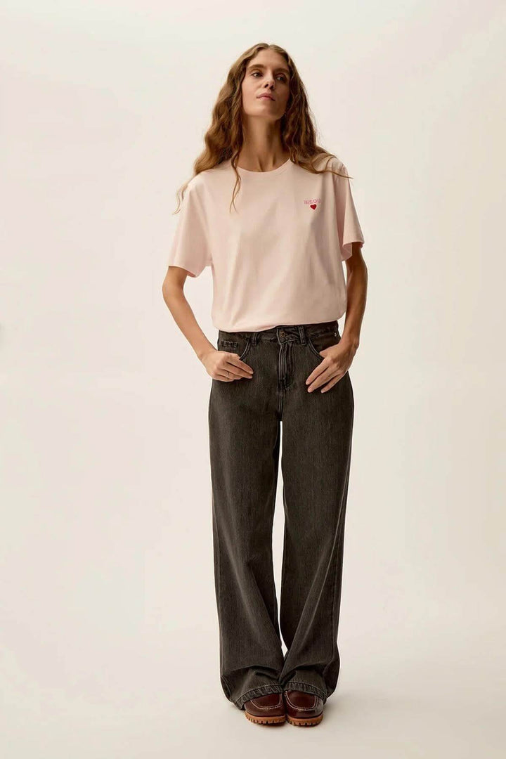Femme portant un t-shirt rose doux Gazoline avec impression &