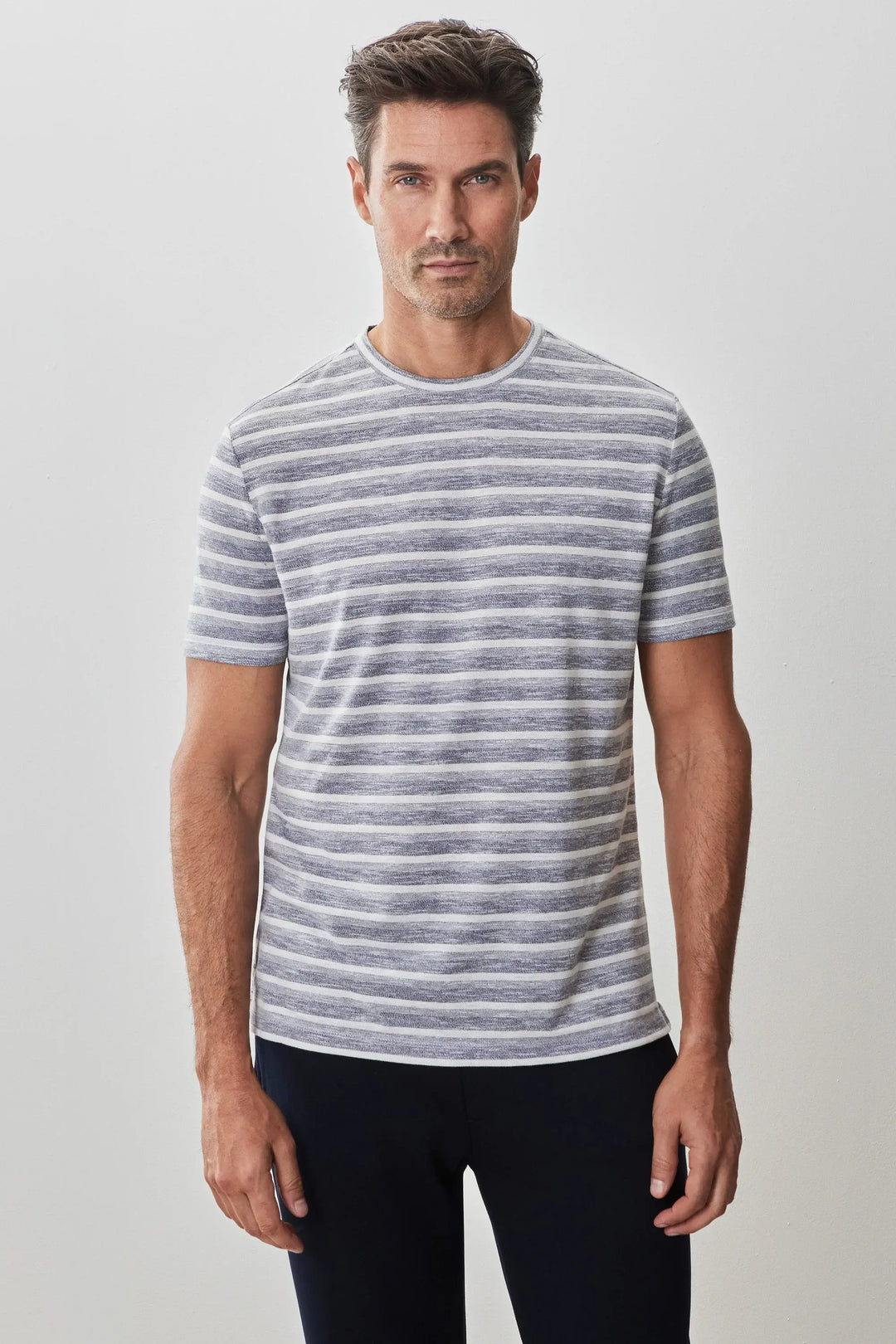 T-shirt à rayures texturées grises, coupe droite, manches courtes, style décontracté et moderne.