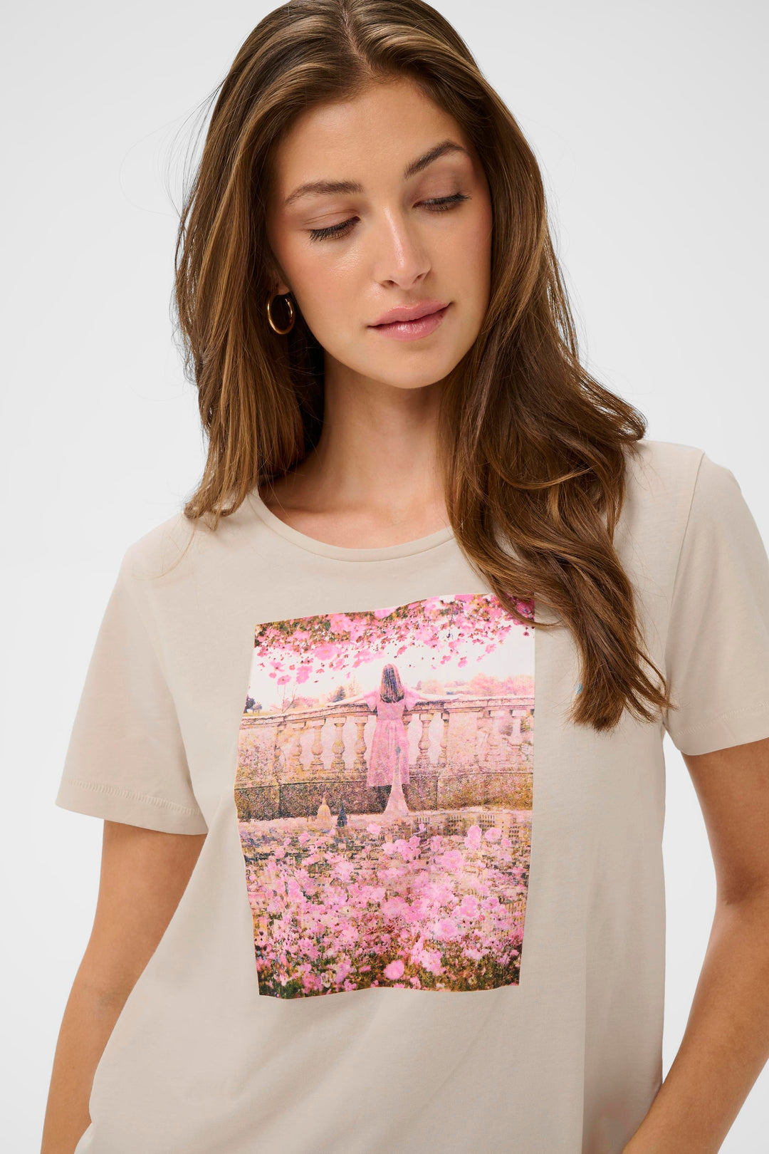 Femme portant le T-shirt Joliy avec imprimé artistique floral, coupe droite et manches courtes pour un look moderne et expressif.