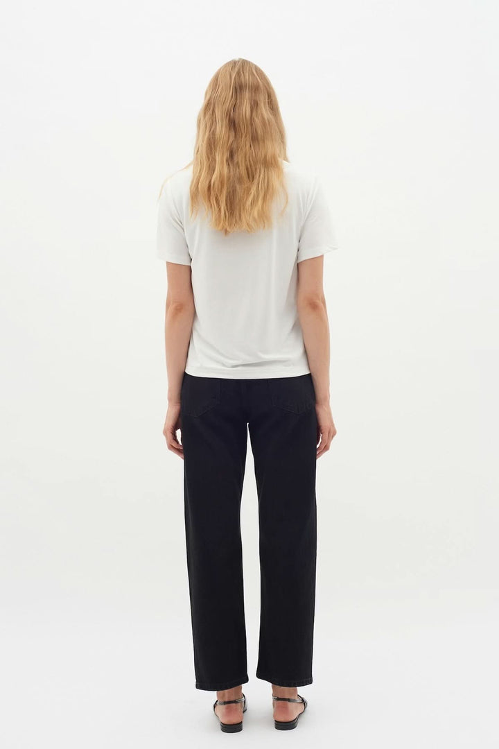 Vue arrière du T-shirt Liliana, coupe droite, manches courtes, encolure ronde, confort quotidien. Idéal pour garde-robe minimaliste.