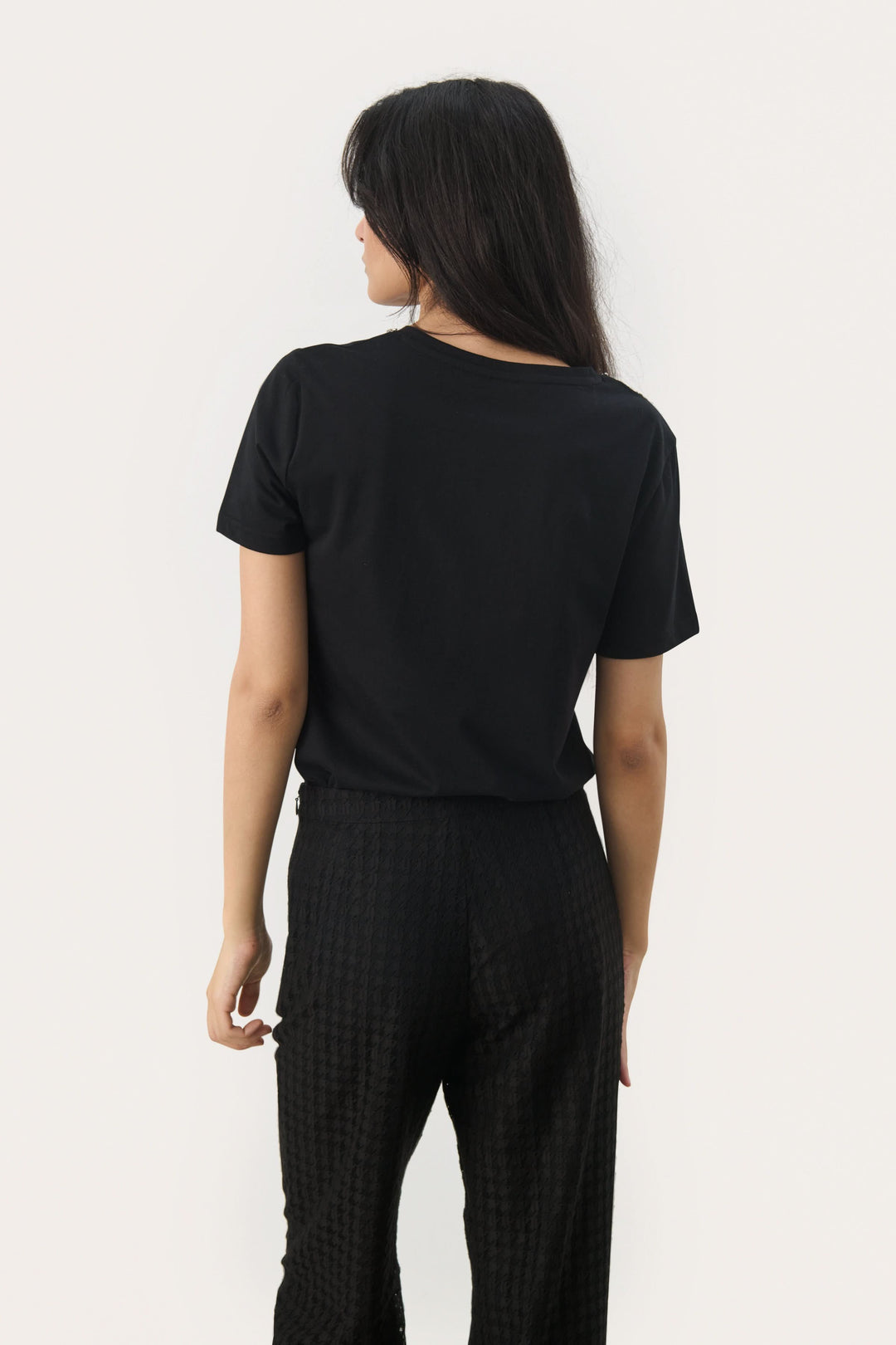 T-shirt Maggi noir, vue de dos, avec coupe droite et manches courtes, style décontracté et élégant.