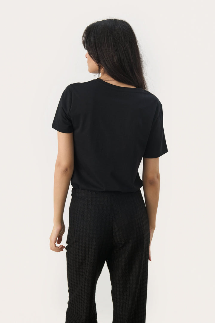 T-shirt Maggi noir, vue de dos, avec coupe droite et manches courtes, style décontracté et élégant.