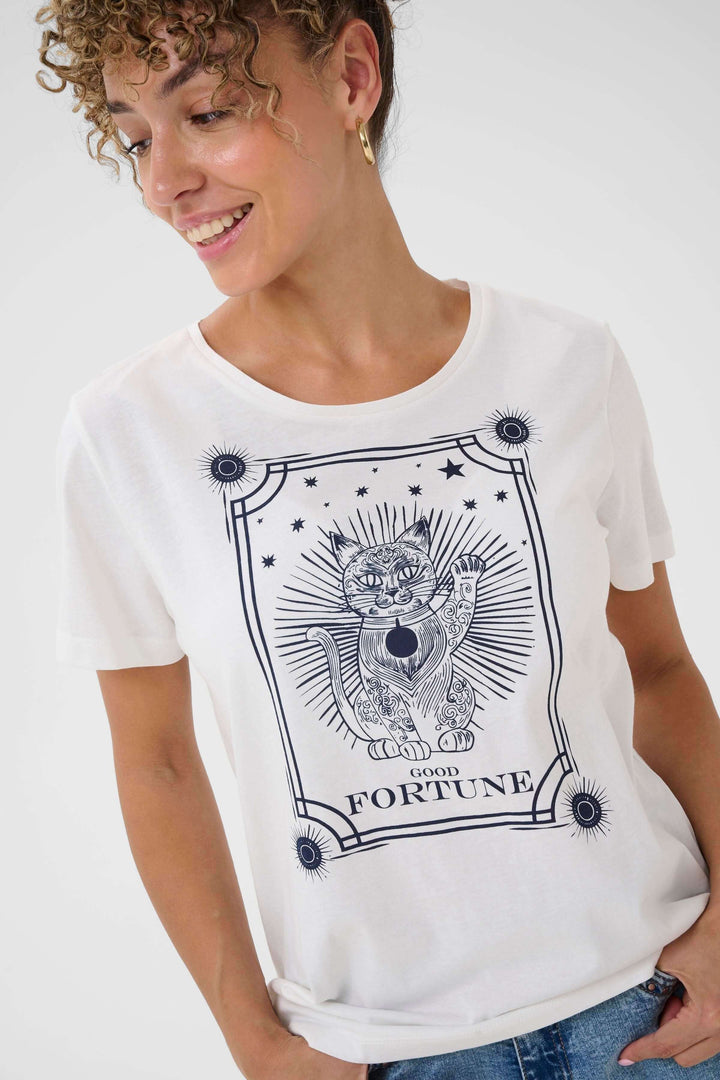 T-shirt Nikita avec imprimé graphique félin "Good Fortune" pour un look ludique et moderne, coupe droite, col rond, manches courtes.
